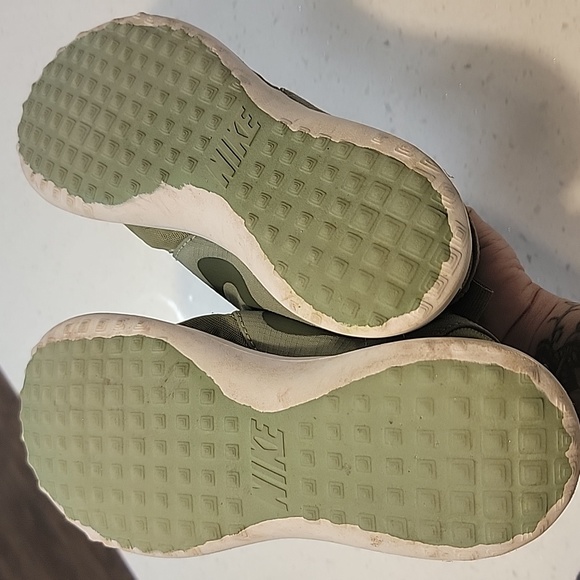 Green Nike running shoes - Picture 2 of 2